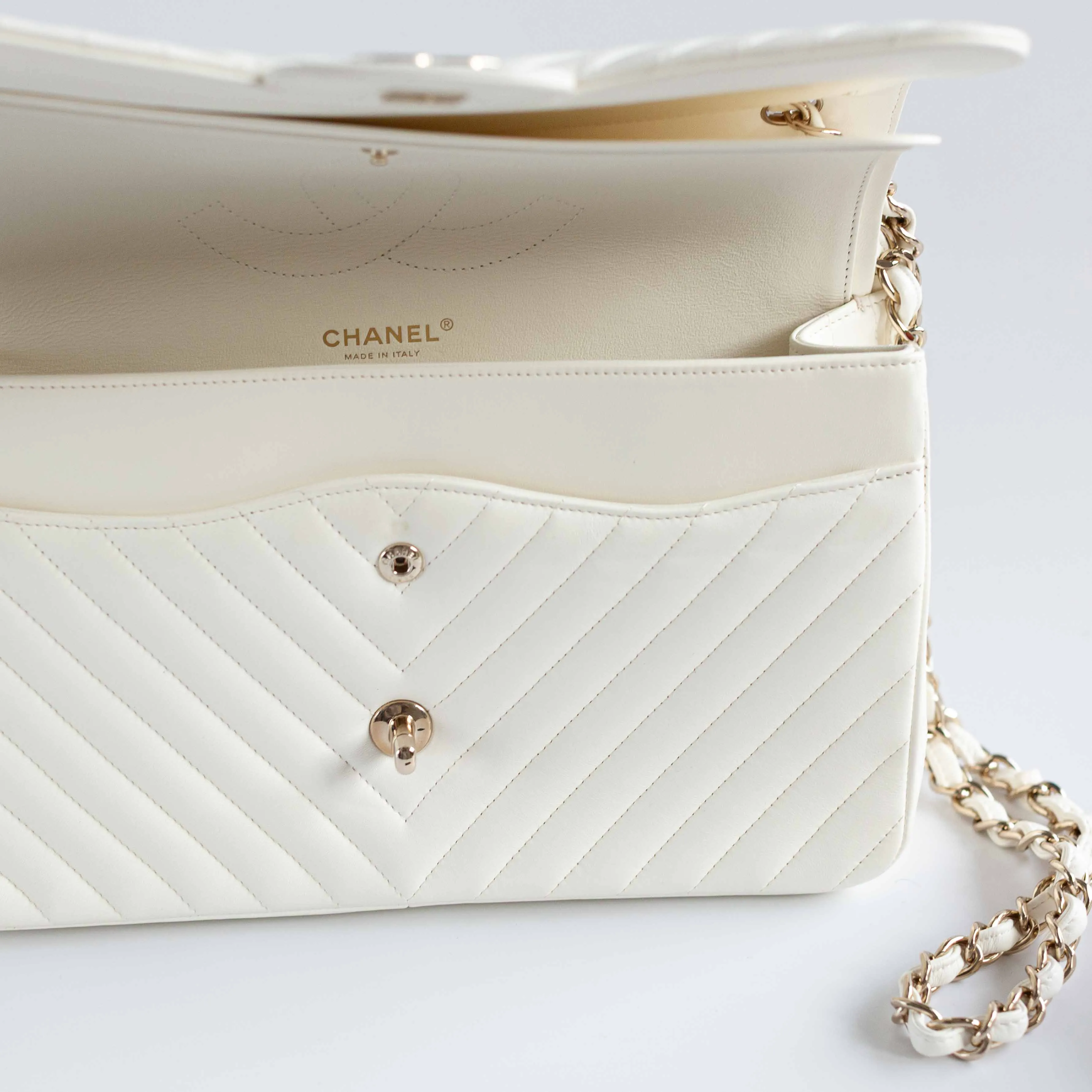 CHANEL - BAG TIMELESS JUMBO DOUBLE FLAP IN WHITE CHEVRON-QUILTED LAMBSKIN WITH LIGHT GOLD HARDWARE