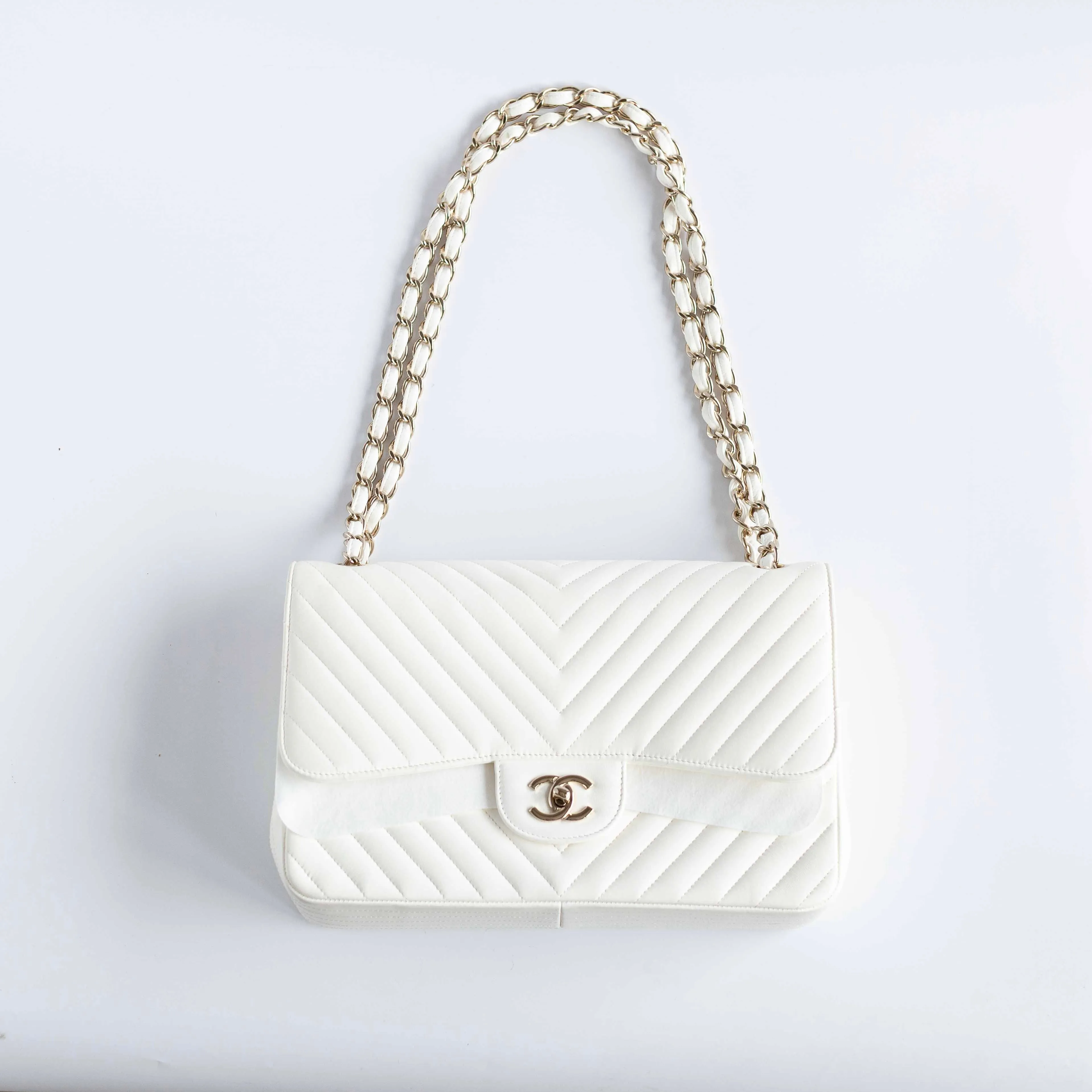 CHANEL - BAG TIMELESS JUMBO DOUBLE FLAP IN WHITE CHEVRON-QUILTED LAMBSKIN WITH LIGHT GOLD HARDWARE