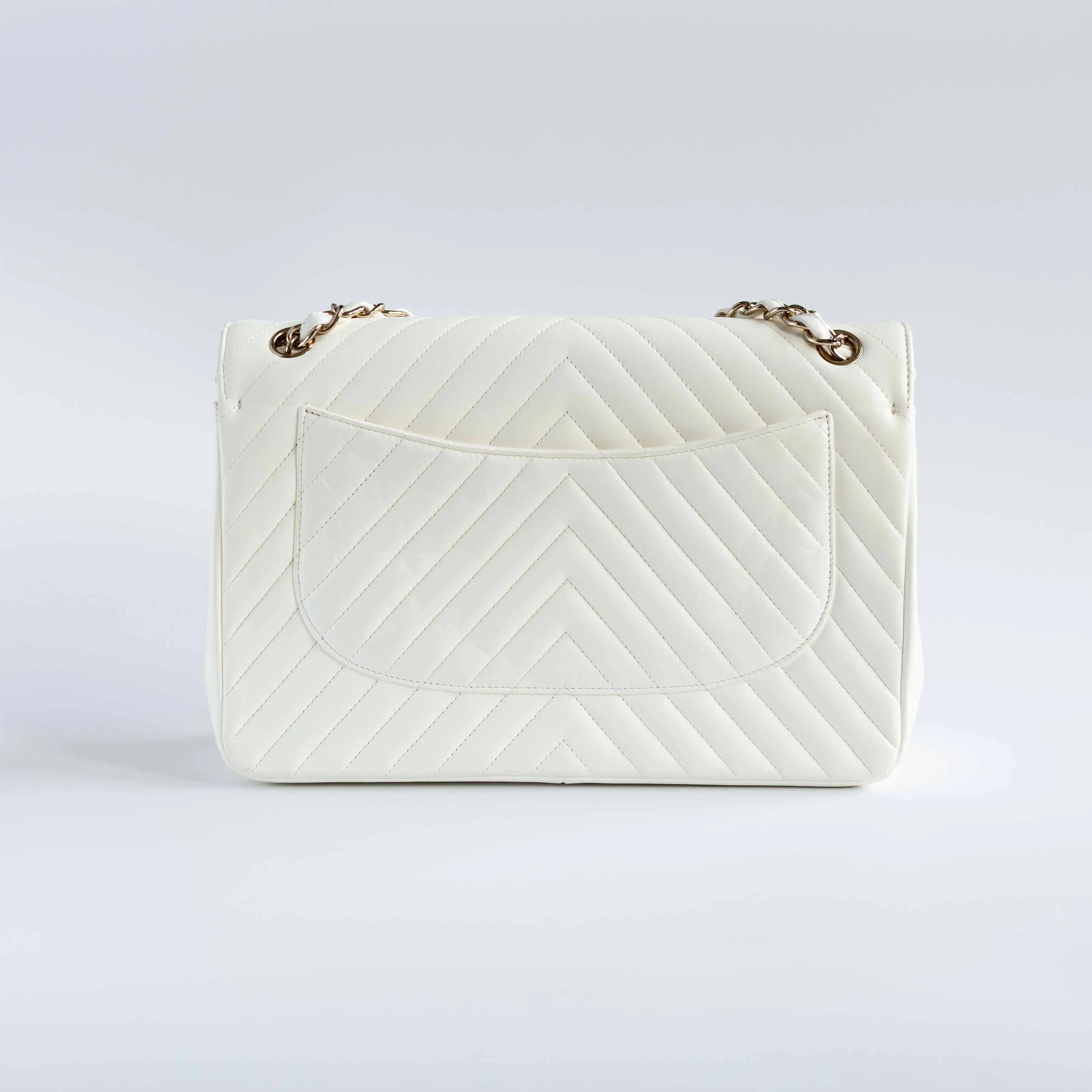 CHANEL - BAG TIMELESS JUMBO DOUBLE FLAP IN WHITE CHEVRON-QUILTED LAMBSKIN WITH LIGHT GOLD HARDWARE