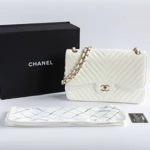CHANEL - BAG TIMELESS JUMBO DOUBLE FLAP IN WHITE CHEVRON-QUILTED LAMBSKIN WITH LIGHT GOLD HARDWARE