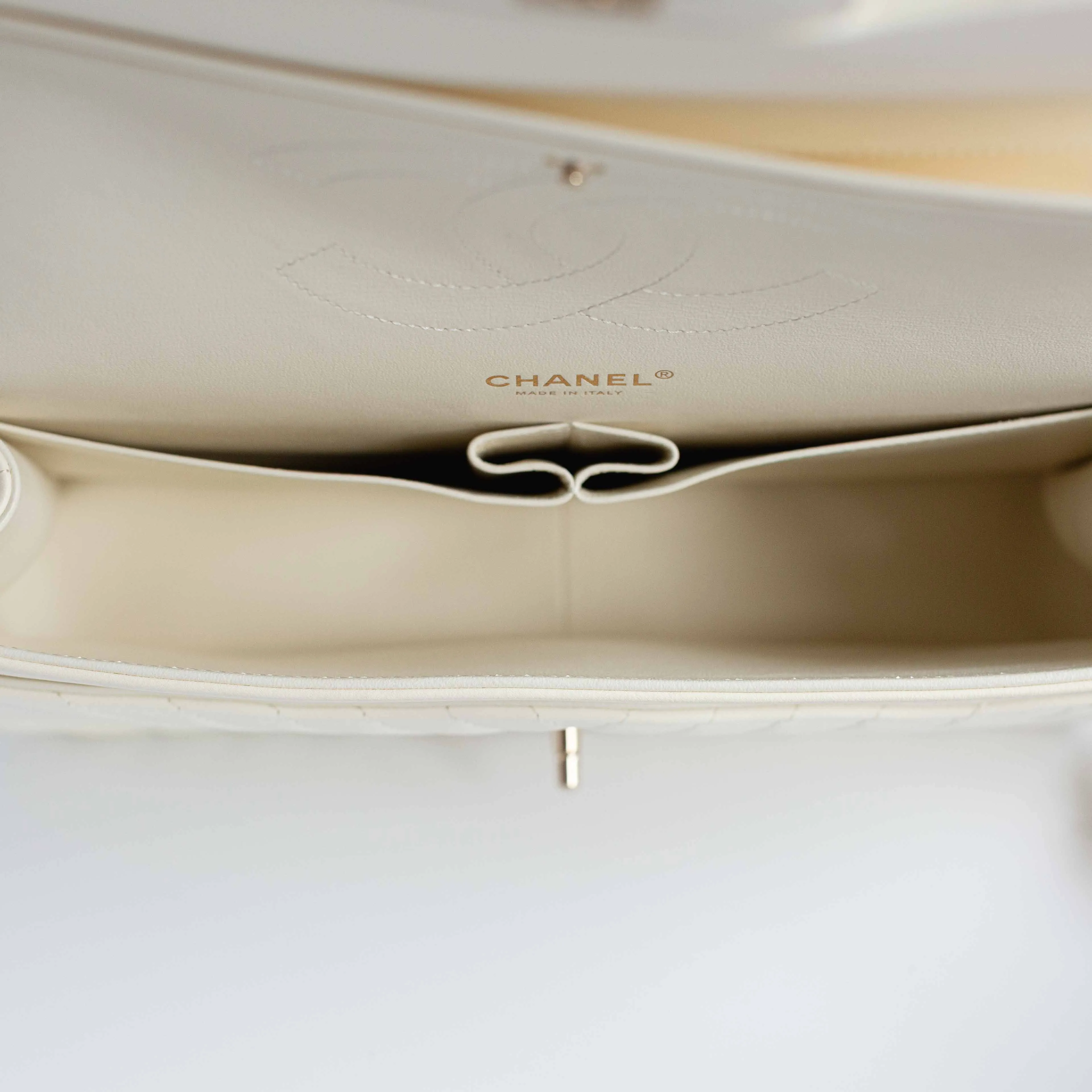 CHANEL - BAG TIMELESS JUMBO DOUBLE FLAP IN WHITE CHEVRON-QUILTED LAMBSKIN WITH LIGHT GOLD HARDWARE