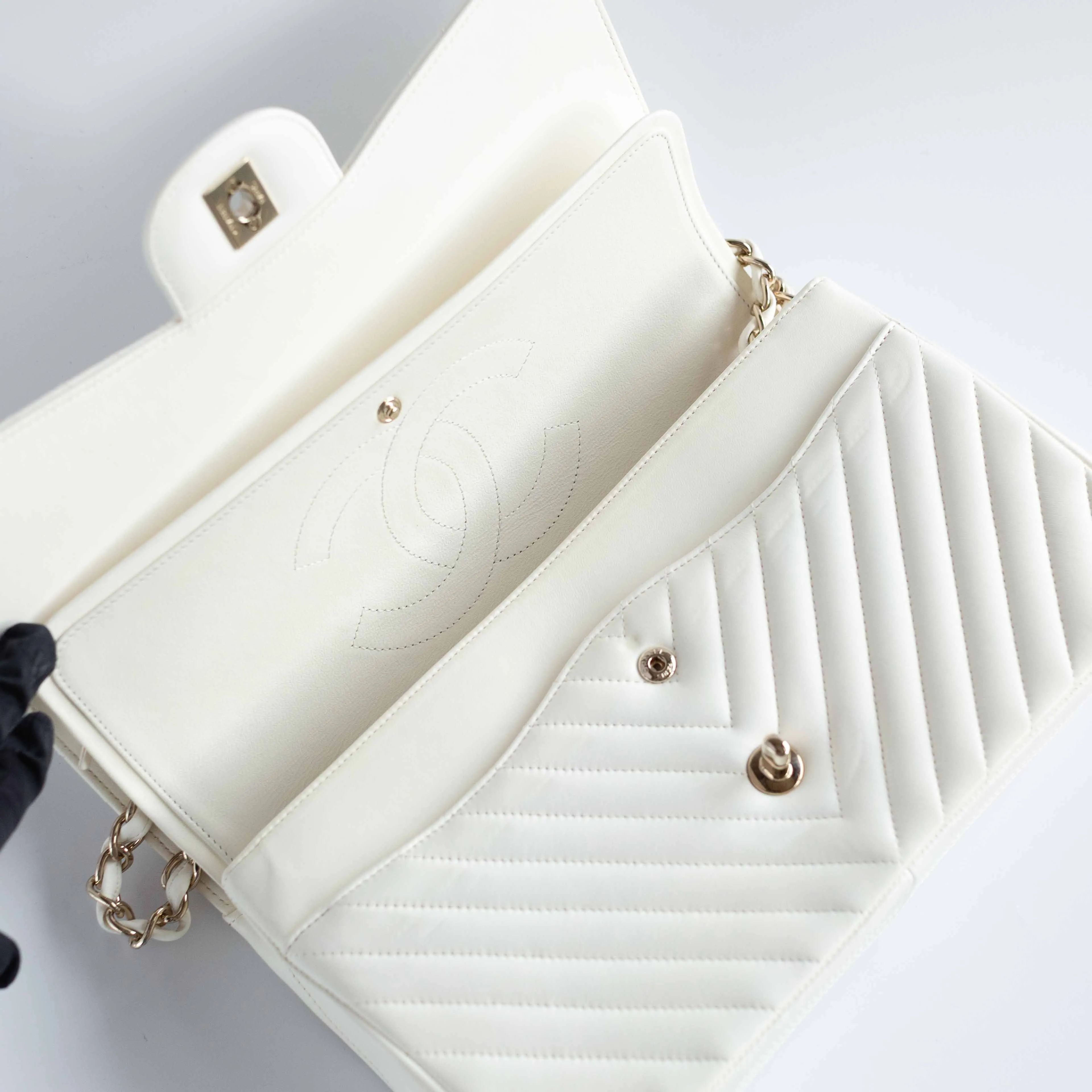 CHANEL - BAG TIMELESS JUMBO DOUBLE FLAP IN WHITE CHEVRON-QUILTED LAMBSKIN WITH LIGHT GOLD HARDWARE