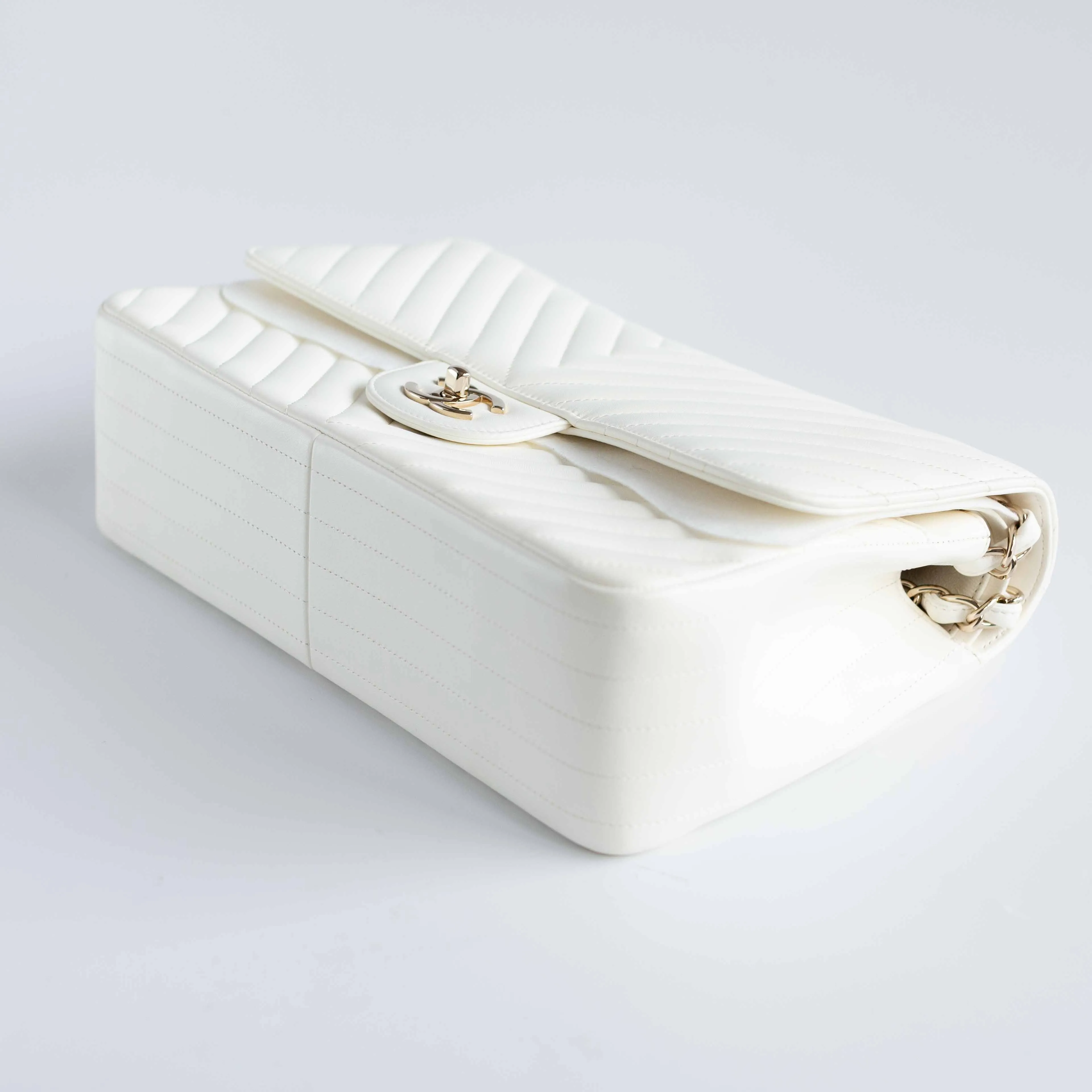 CHANEL - BAG TIMELESS JUMBO DOUBLE FLAP IN WHITE CHEVRON-QUILTED LAMBSKIN WITH LIGHT GOLD HARDWARE
