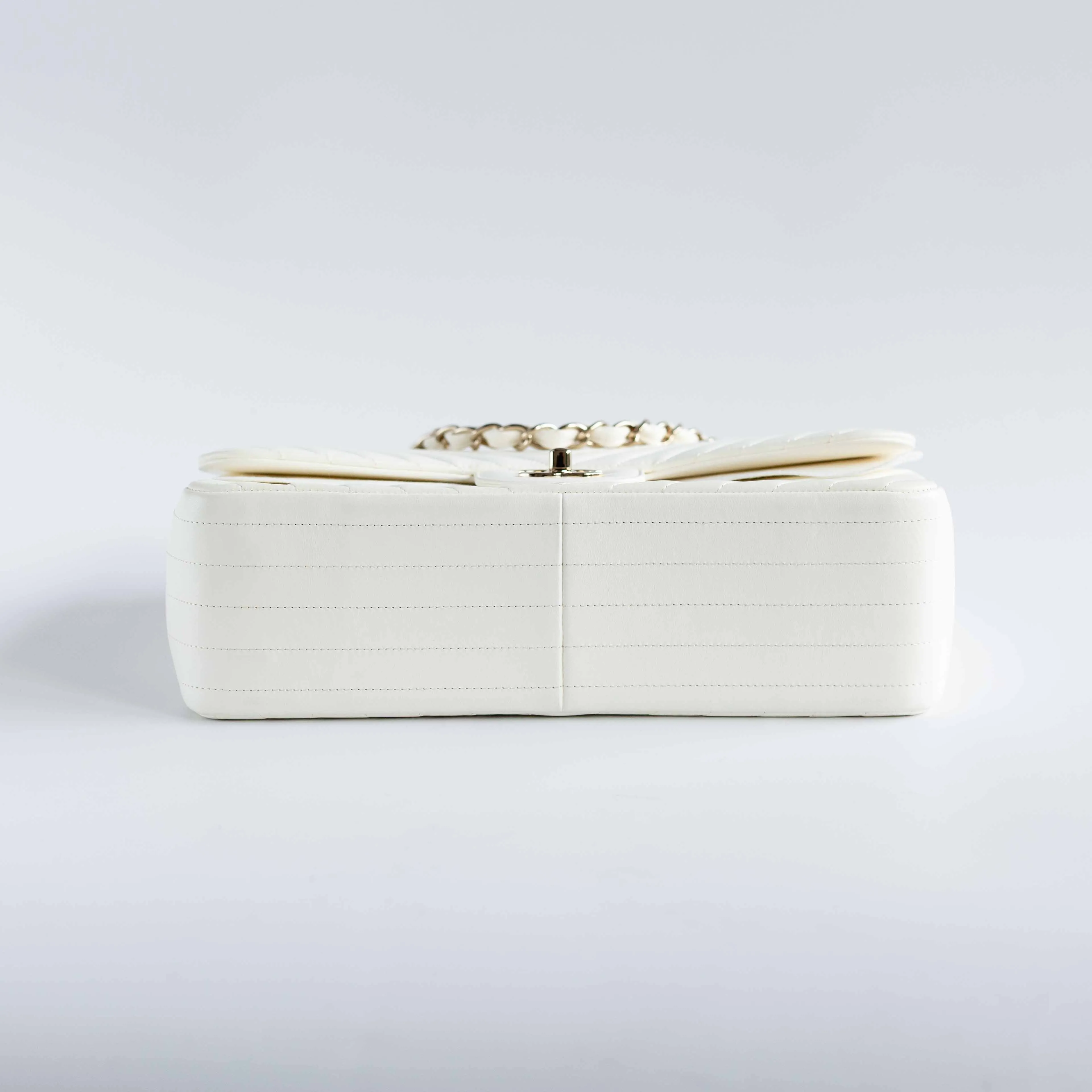 CHANEL - BAG TIMELESS JUMBO DOUBLE FLAP IN WHITE CHEVRON-QUILTED LAMBSKIN WITH LIGHT GOLD HARDWARE
