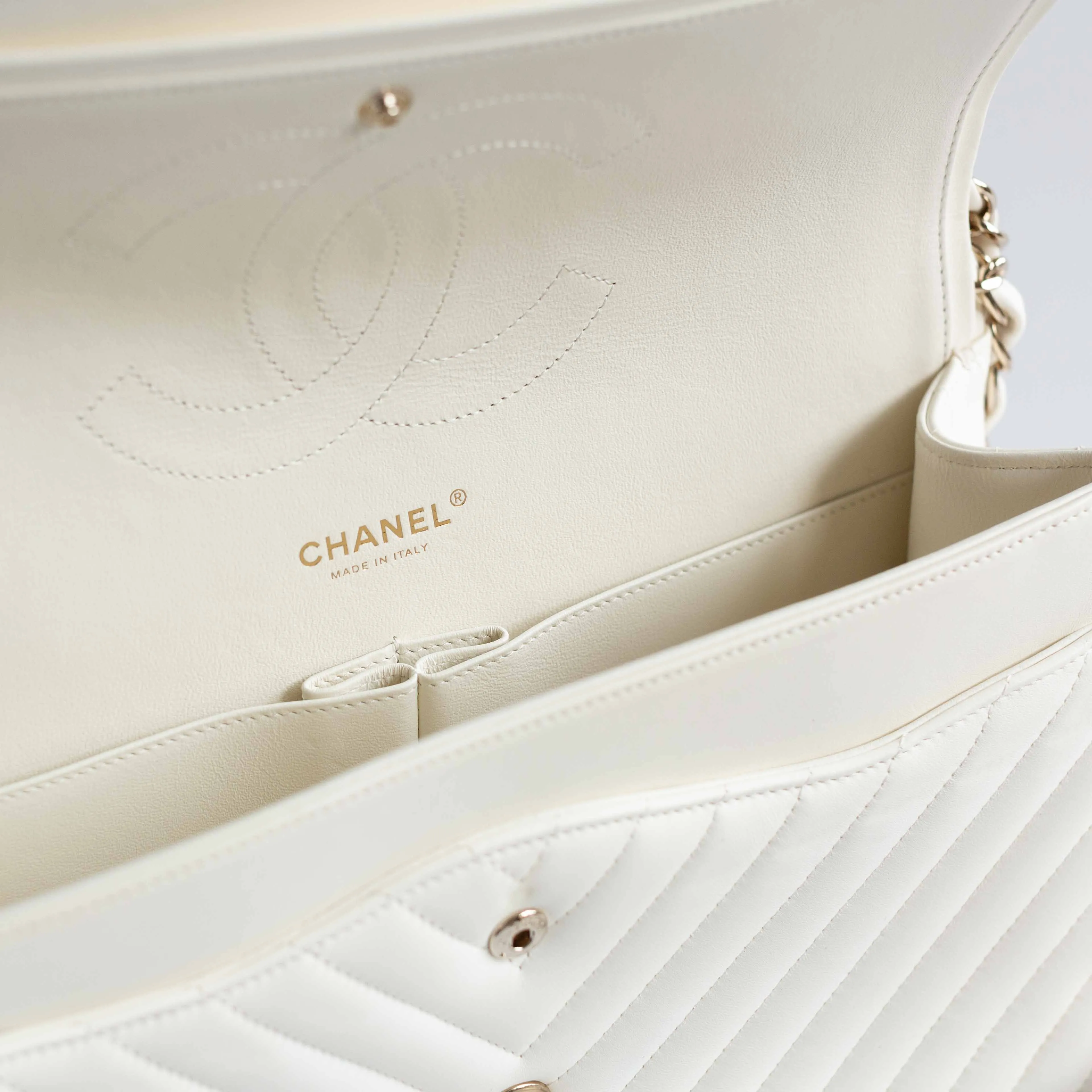 CHANEL - BAG TIMELESS JUMBO DOUBLE FLAP IN WHITE CHEVRON-QUILTED LAMBSKIN WITH LIGHT GOLD HARDWARE