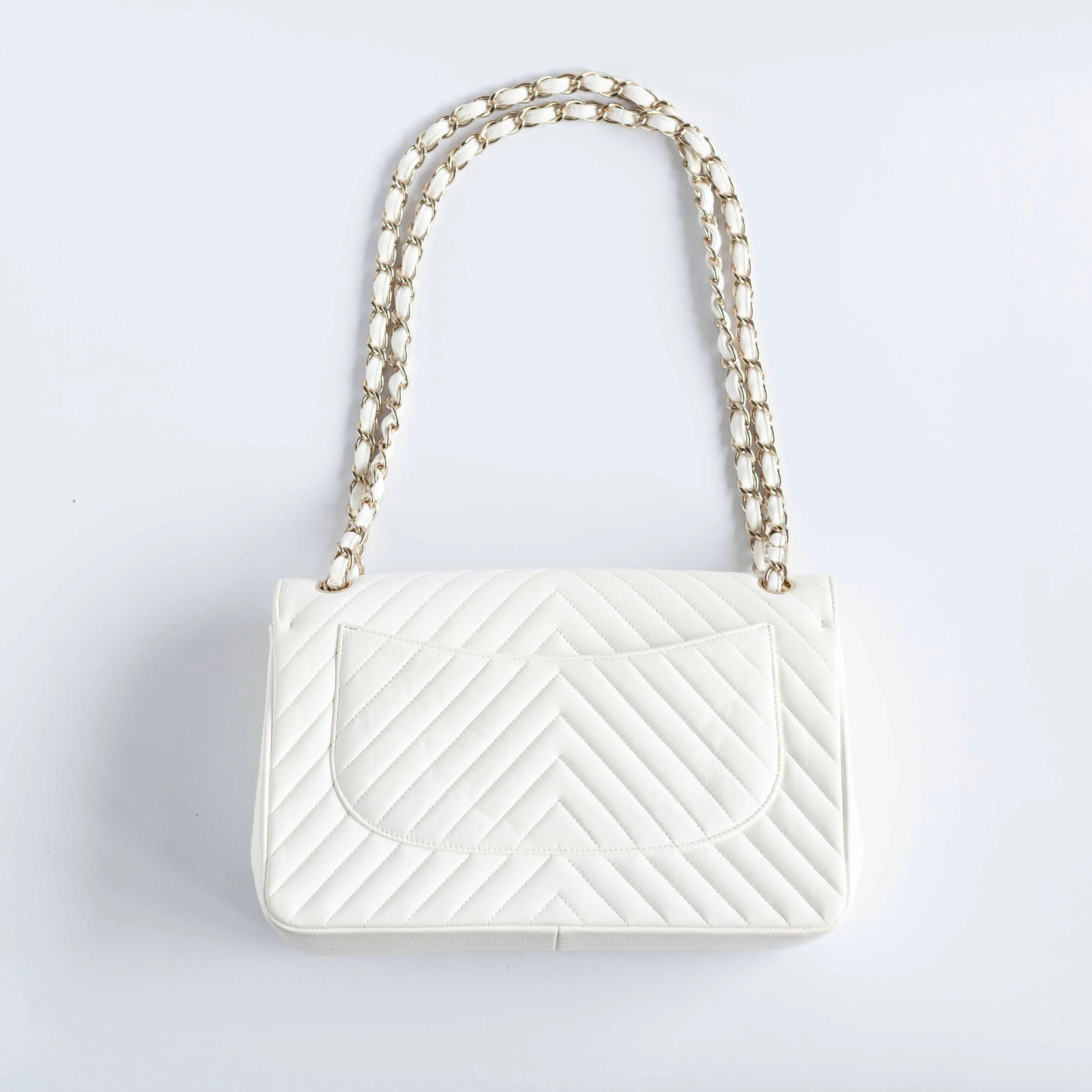 CHANEL - BAG TIMELESS JUMBO DOUBLE FLAP IN WHITE CHEVRON-QUILTED LAMBSKIN WITH LIGHT GOLD HARDWARE