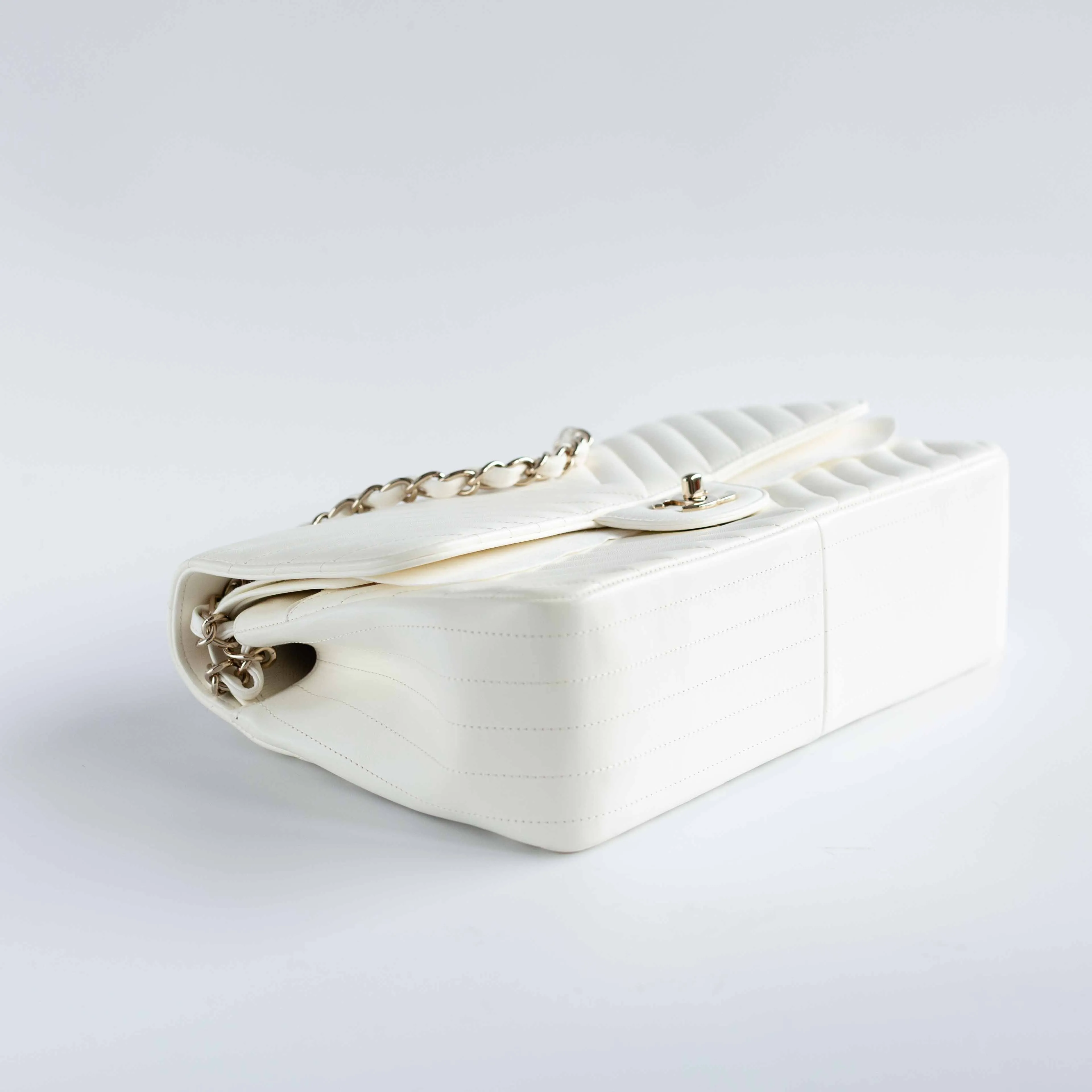 CHANEL - BAG TIMELESS JUMBO DOUBLE FLAP IN WHITE CHEVRON-QUILTED LAMBSKIN WITH LIGHT GOLD HARDWARE
