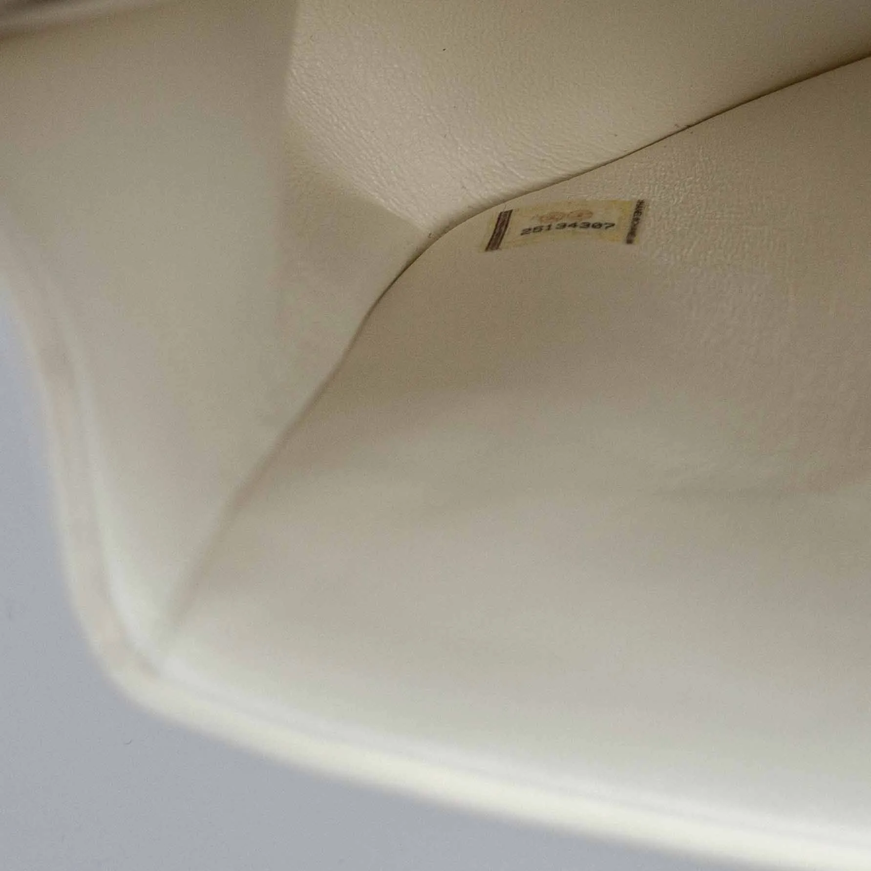 CHANEL - BAG TIMELESS JUMBO DOUBLE FLAP IN WHITE CHEVRON-QUILTED LAMBSKIN WITH LIGHT GOLD HARDWARE