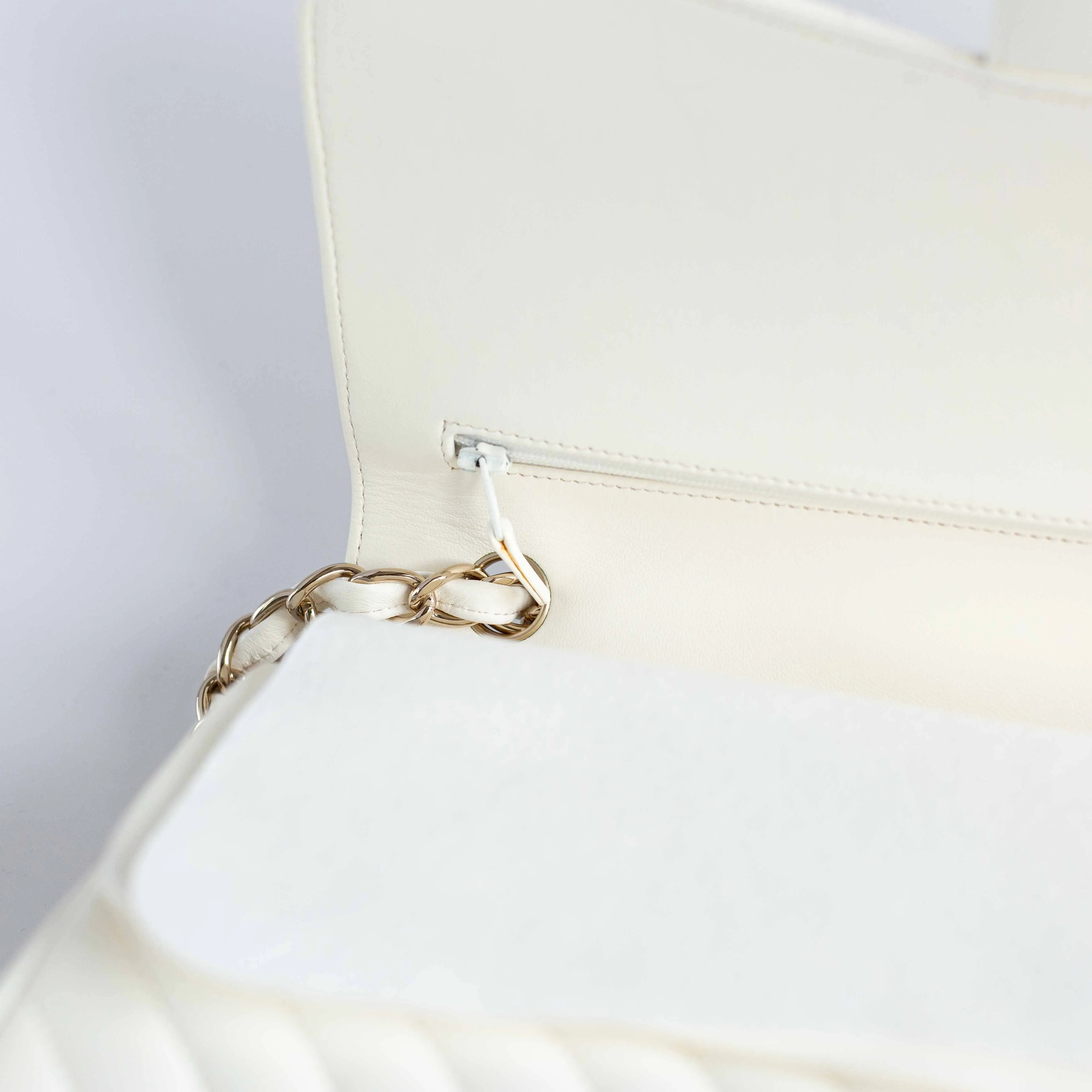 CHANEL - BAG TIMELESS JUMBO DOUBLE FLAP IN WHITE CHEVRON-QUILTED LAMBSKIN WITH LIGHT GOLD HARDWARE