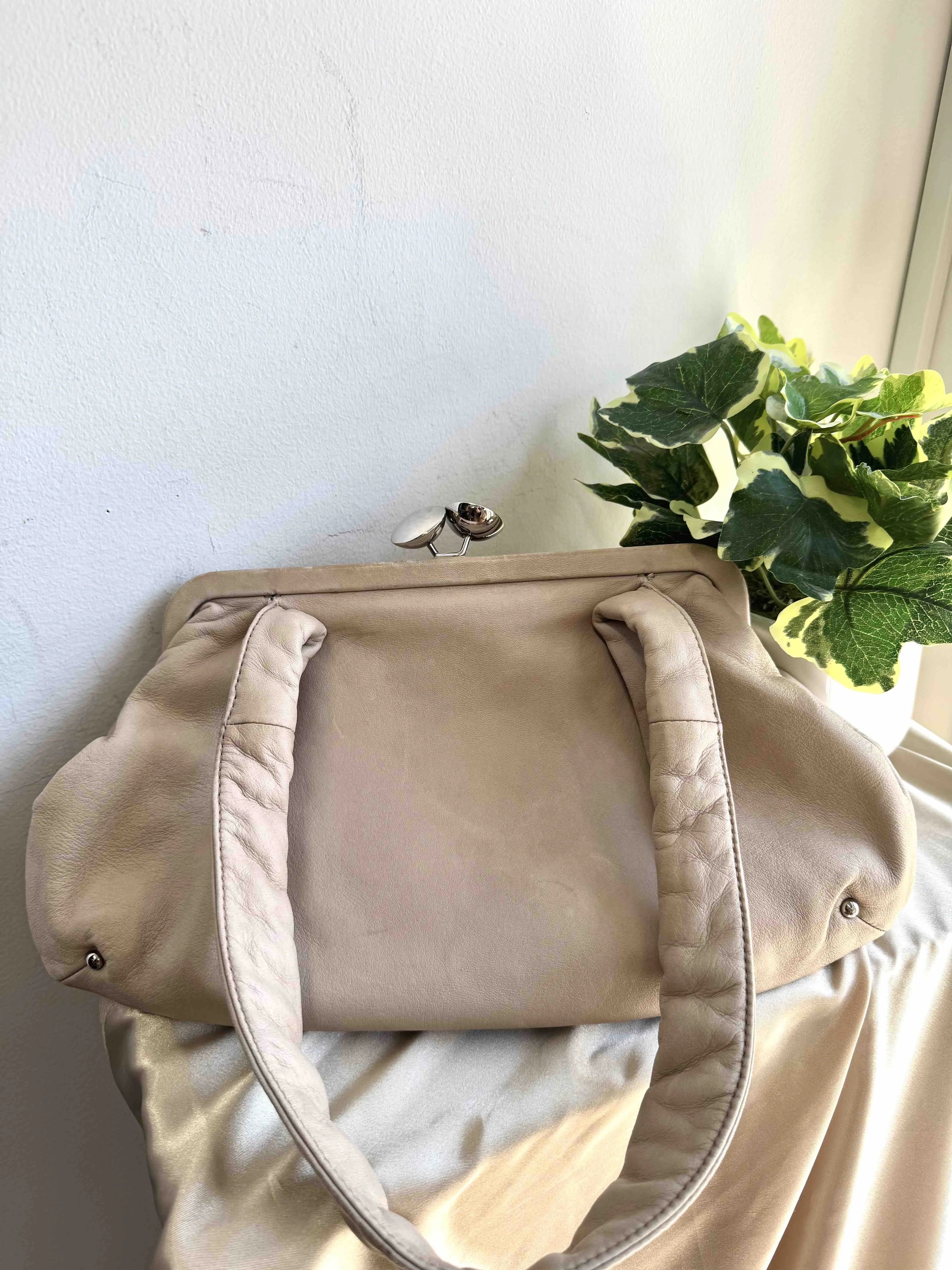 Chanel Kiss-Lock Bag Beige Leather Shoulder Bag
