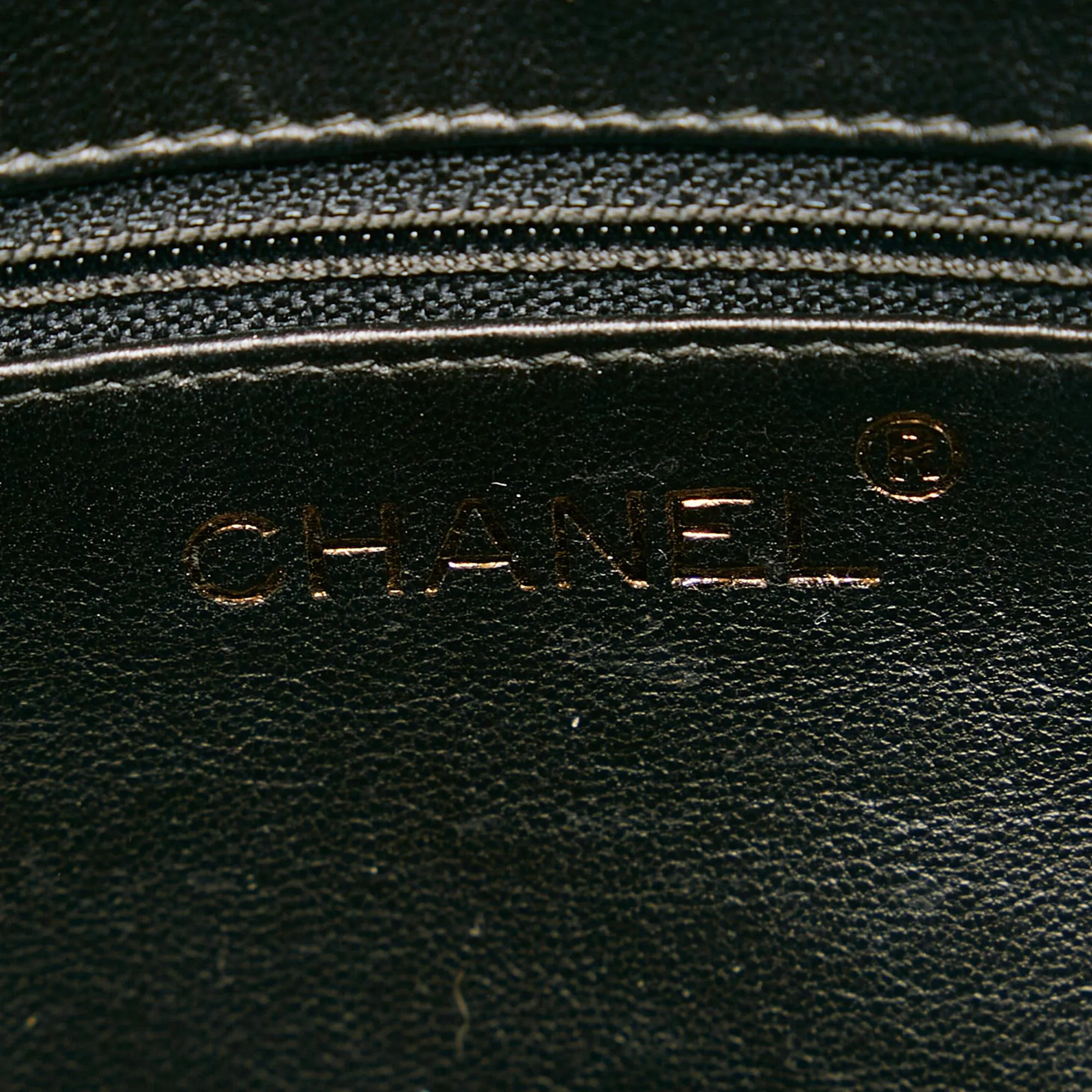 Chanel Patent Leather Shoulder Bag (SHG-QbfDyn)