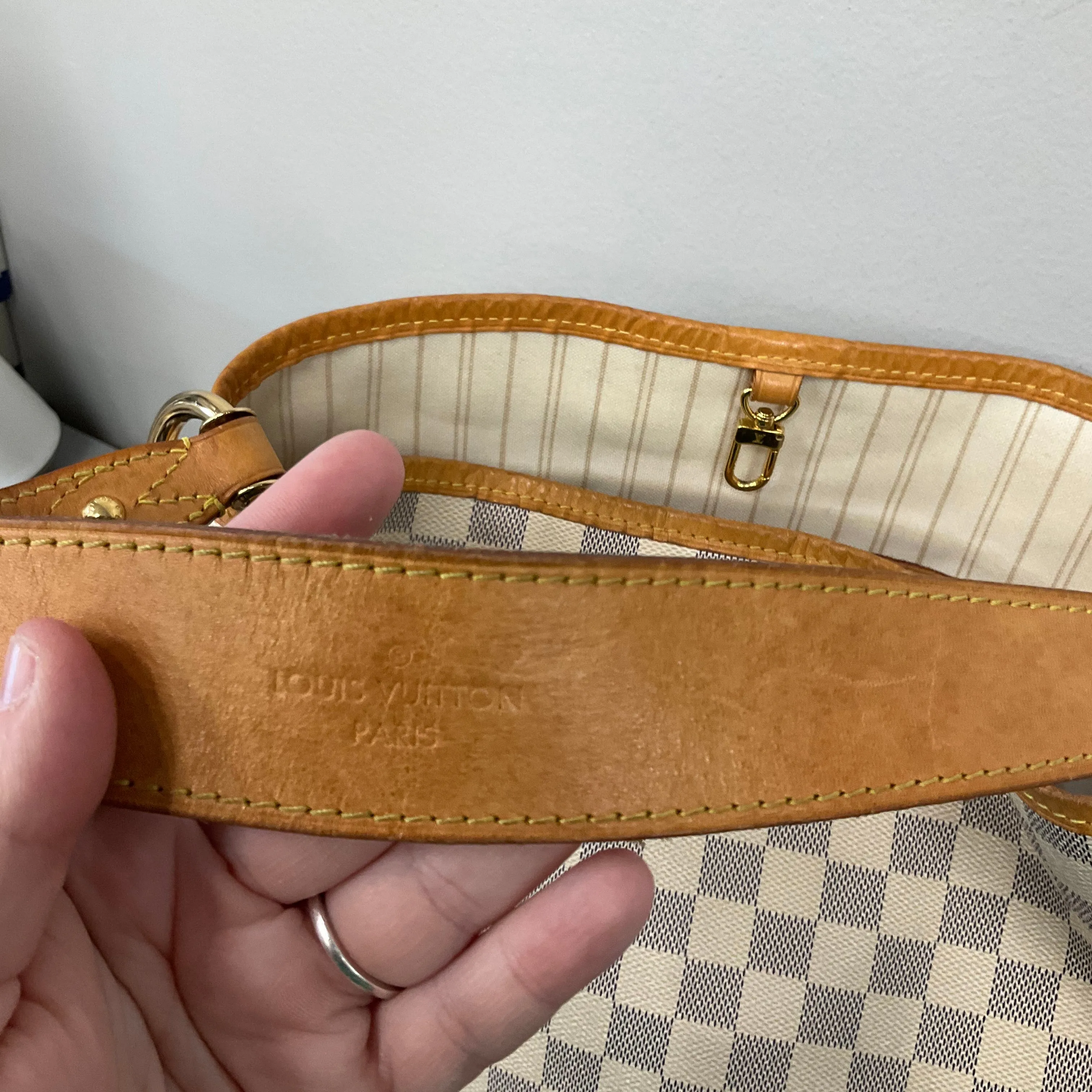Handbag Luxury Designer By Louis Vuitton In Checkered Pattern, Size:Medium