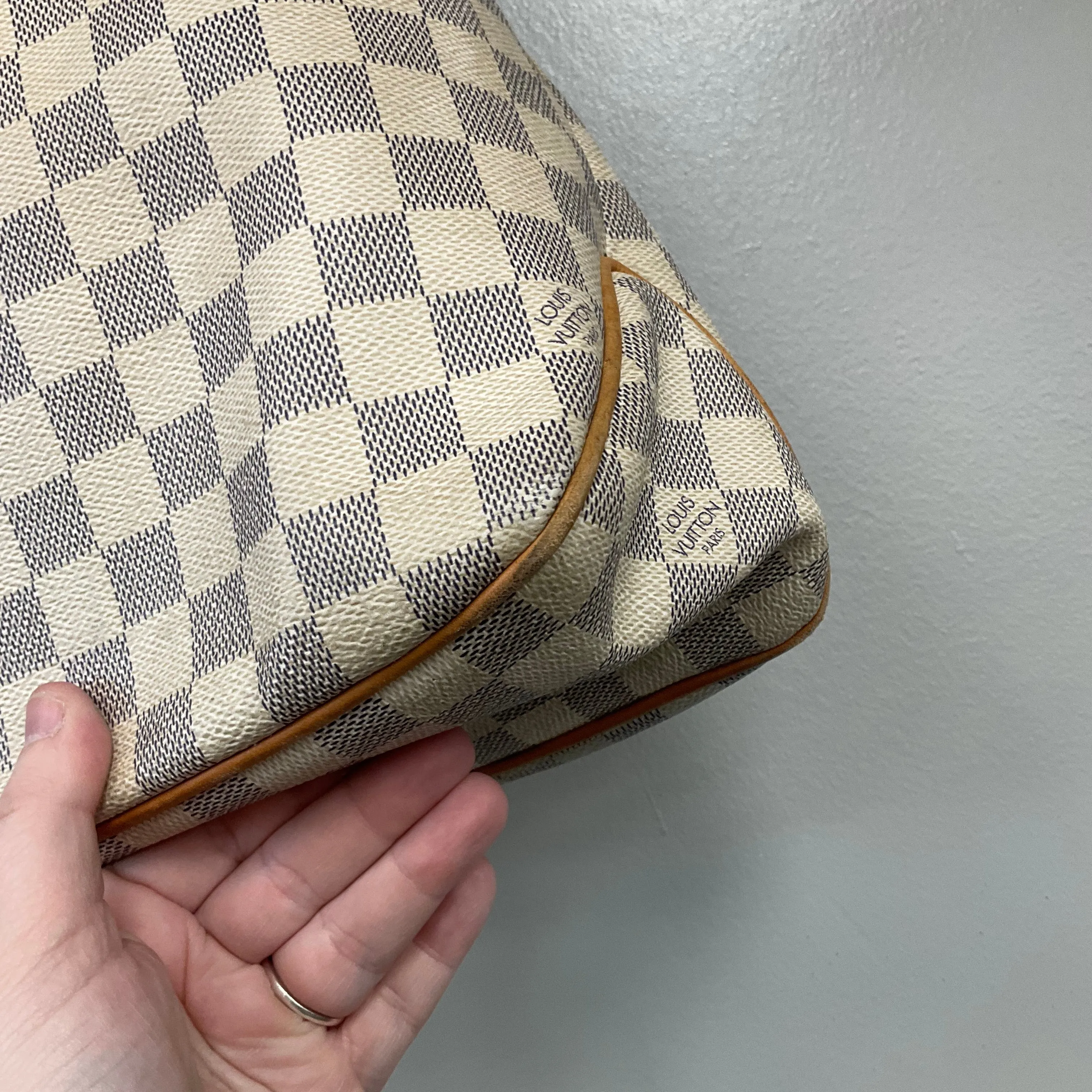 Handbag Luxury Designer By Louis Vuitton In Checkered Pattern, Size:Medium