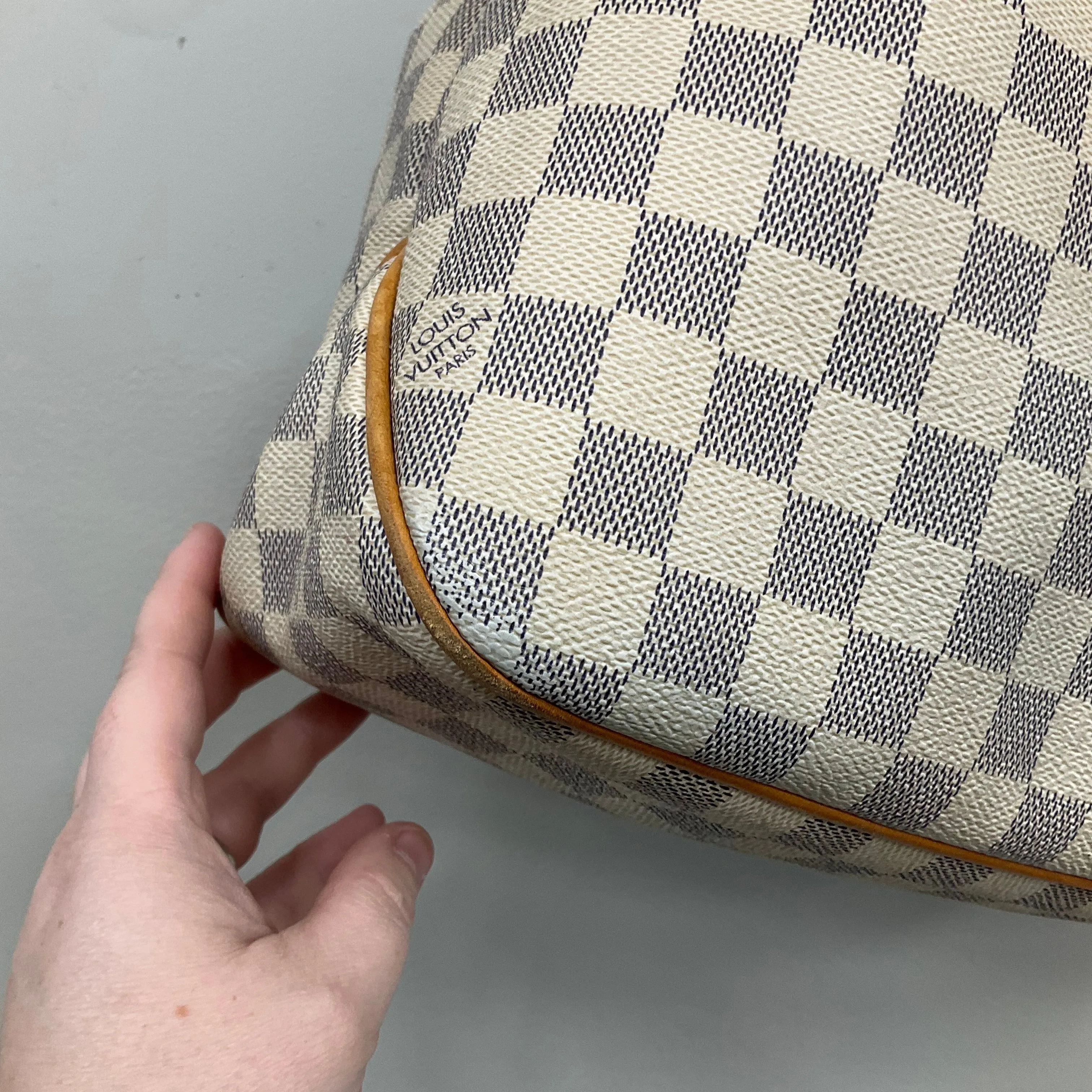 Handbag Luxury Designer By Louis Vuitton In Checkered Pattern, Size:Medium