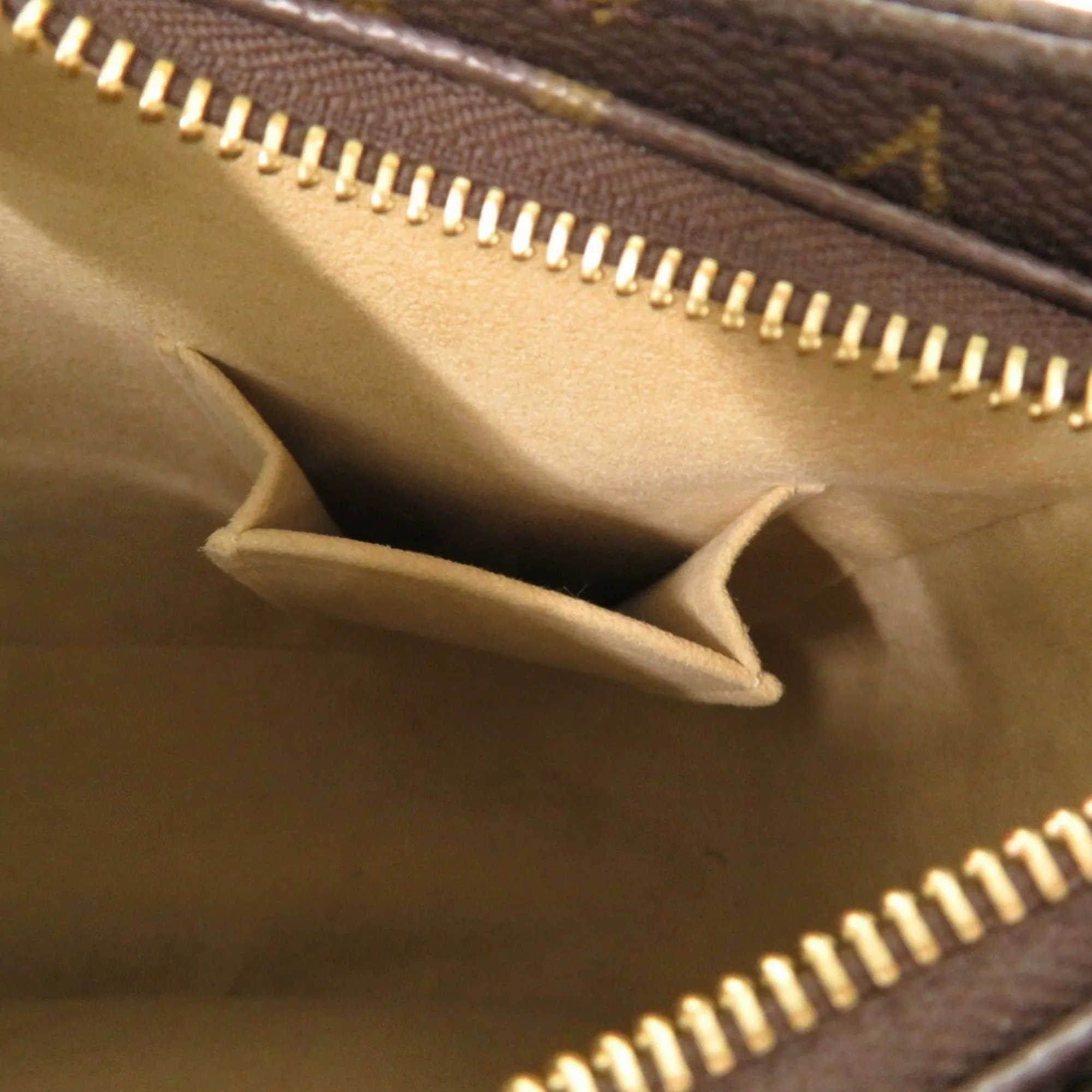 LOUIS VUITTON Looping MM Shoulder Bag