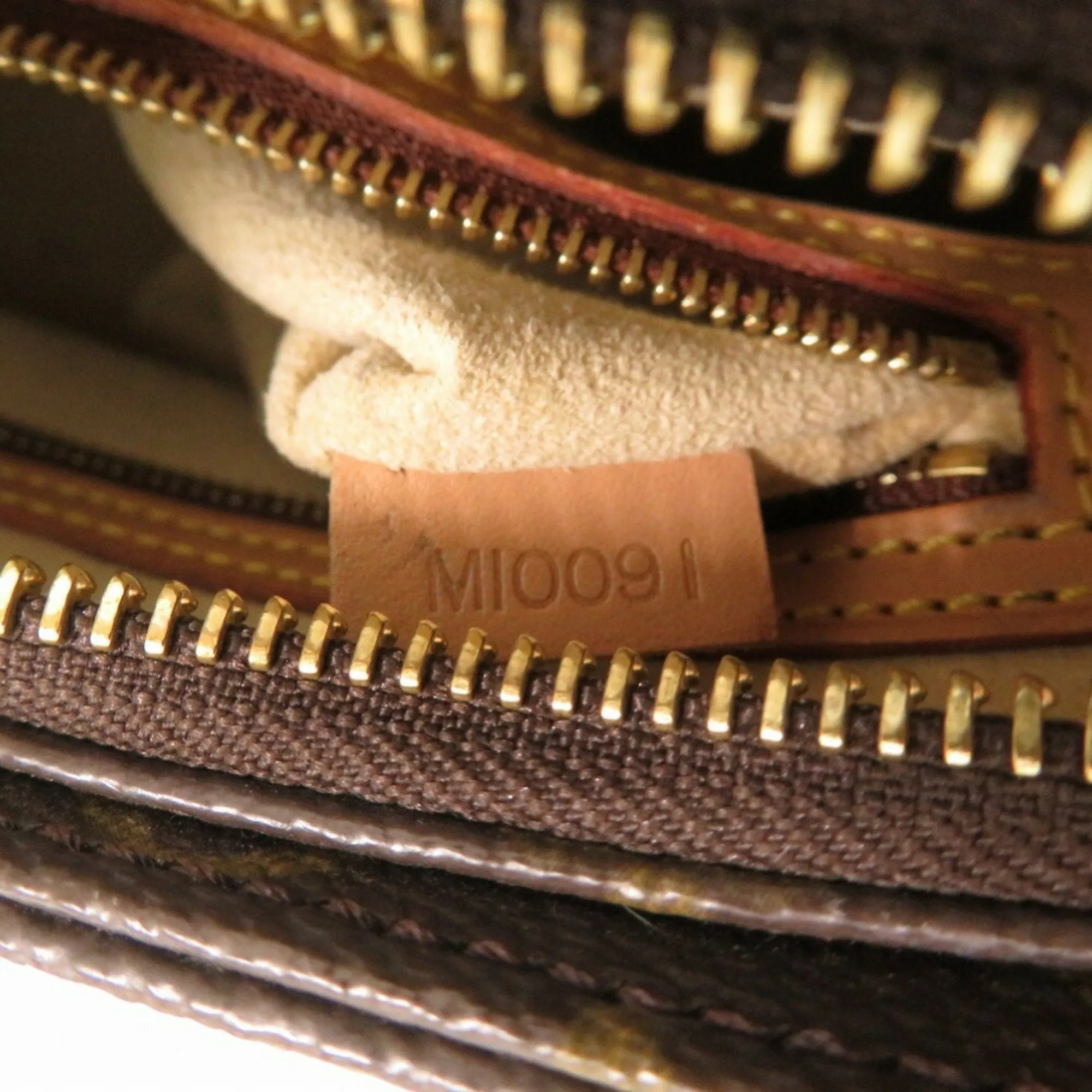 LOUIS VUITTON Looping MM Shoulder Bag