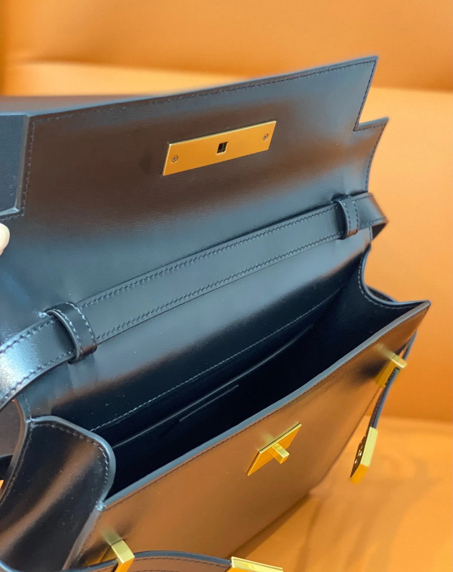 Yves Saint Laurent Manhattan Shoulder Bag Black