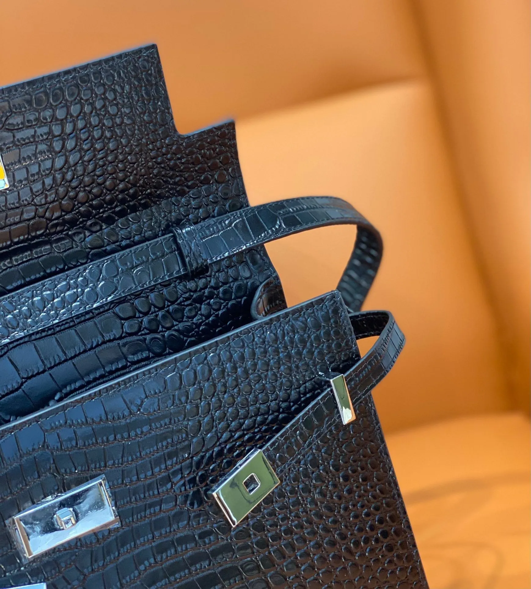 Yves Saint Laurent Manhattan Small Shoulder Bag Black